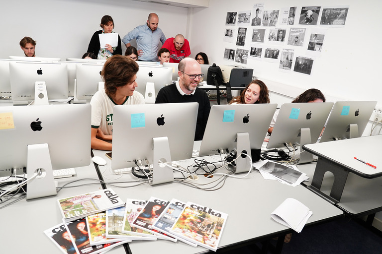 Les étudiants du CELSA travaillant sur leur journal école